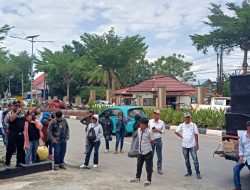 Koalisi 6 LSM di Kolaka Demo Minta DPRD Segera Koordinasi Pemprov Sultra Terkait Surat Mendagri Pemberhentian Bupati Kolaka