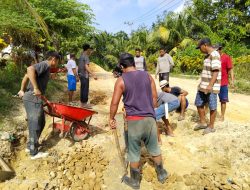Peduli Akses Jalan Rusak, Mardin Fahrun Pimpin Masyarakat Perbaiki Jalan Secara Swadaya.