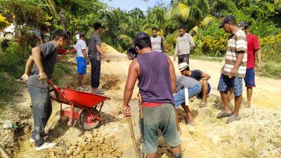 Peduli Akses Jalan Rusak, Mardin Fahrun Pimpin Masyarakat Perbaiki Jalan Secara Swadaya.