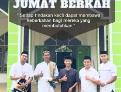 Jumat Berkah, KNPI Toari Berbagi Usai Sholat Berjemaah